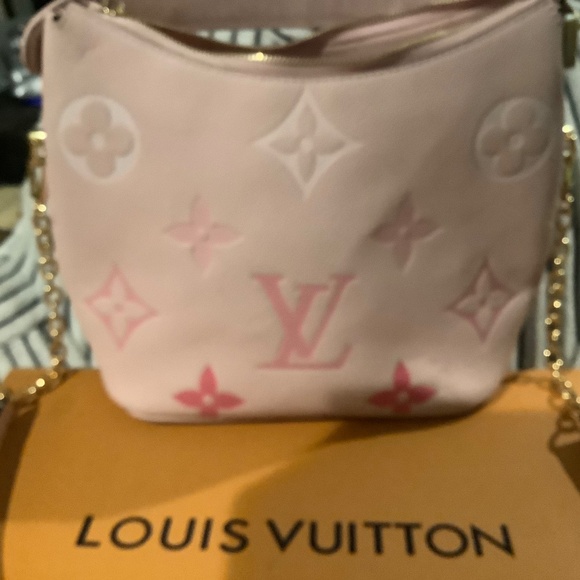 Lv purse by the pool - Picture 6 of 9